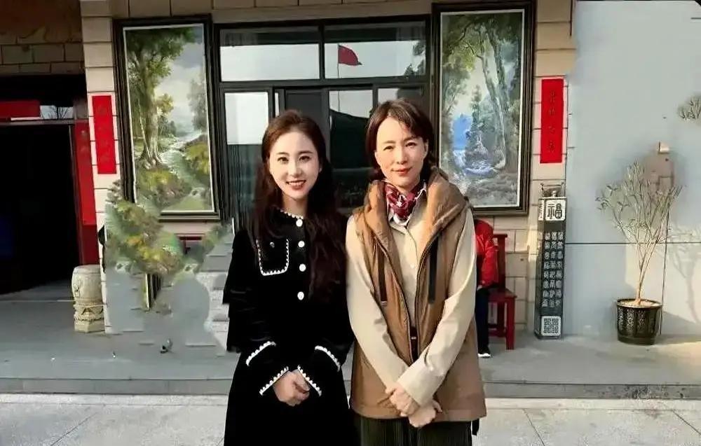 有人说董卿快过不下去了。她丈夫的公司刚退市，外界传得有鼻子有眼。可前两天，有