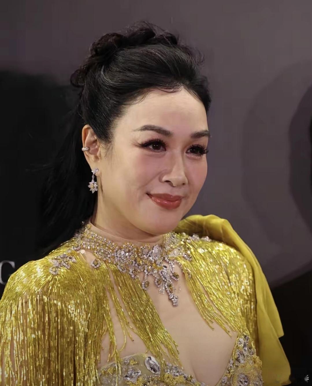 钟丽缇这妆化的好显老啊！是不是被女儿的事情影响了？