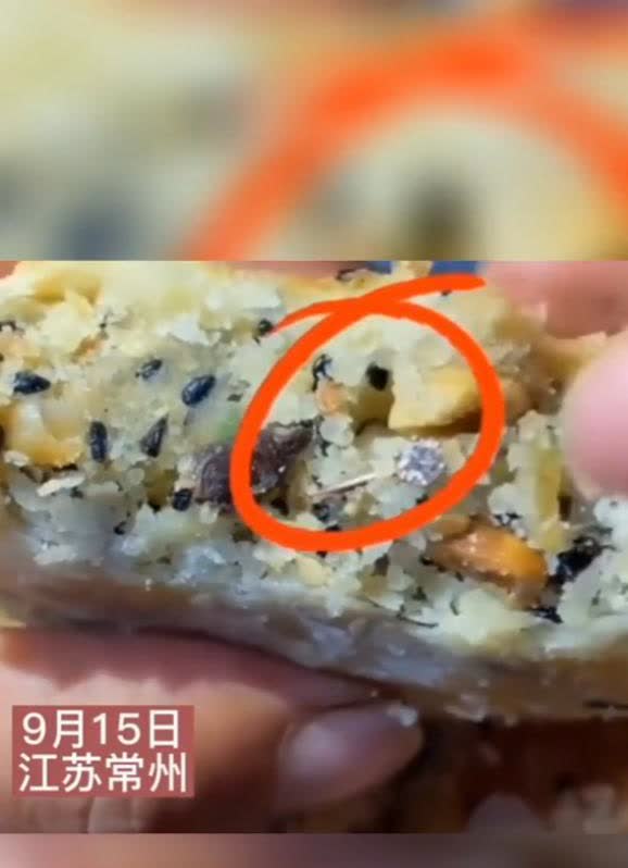 天上掉馅饼了！2021年，江苏常州，男子吃月饼时，突然感觉牙齿磕到了异物，仔细一