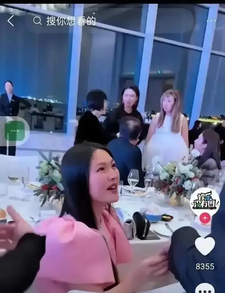 带两部手机被请出包间李湘那天刚到，外套还没挂，服务员就把她往侧门引。主桌没