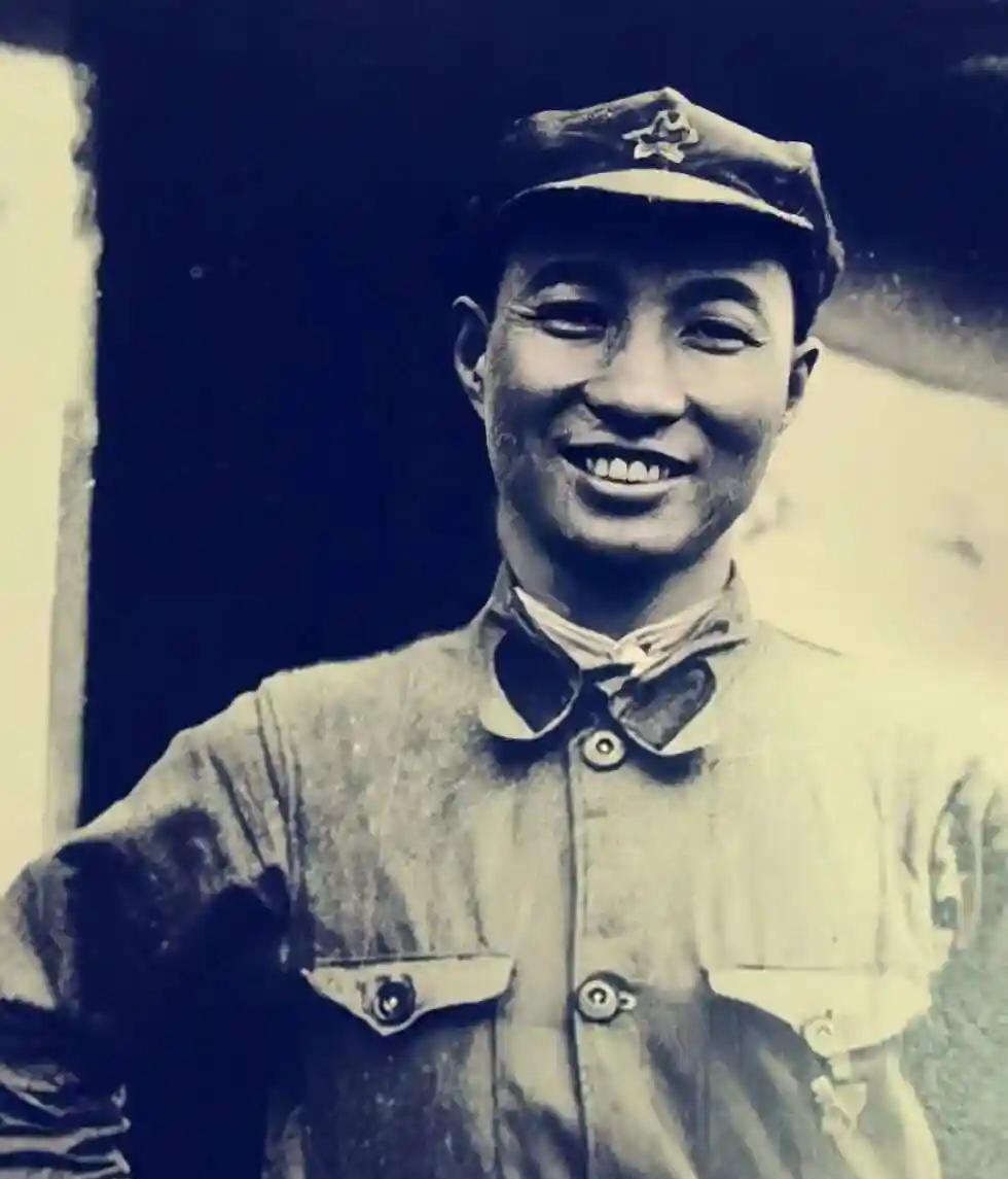 一九三四年深秋，红军长征的队伍行进在黔北山区。队伍中有个瘦小的身影格外醒目——十