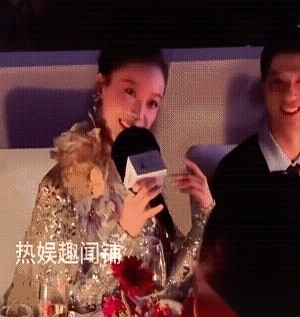 重刷这段晚会名场面的直拍视频，才真正看懂什么叫成年人的死撑。镜头扫过观众席，倪妮和前男友井柏然之间的