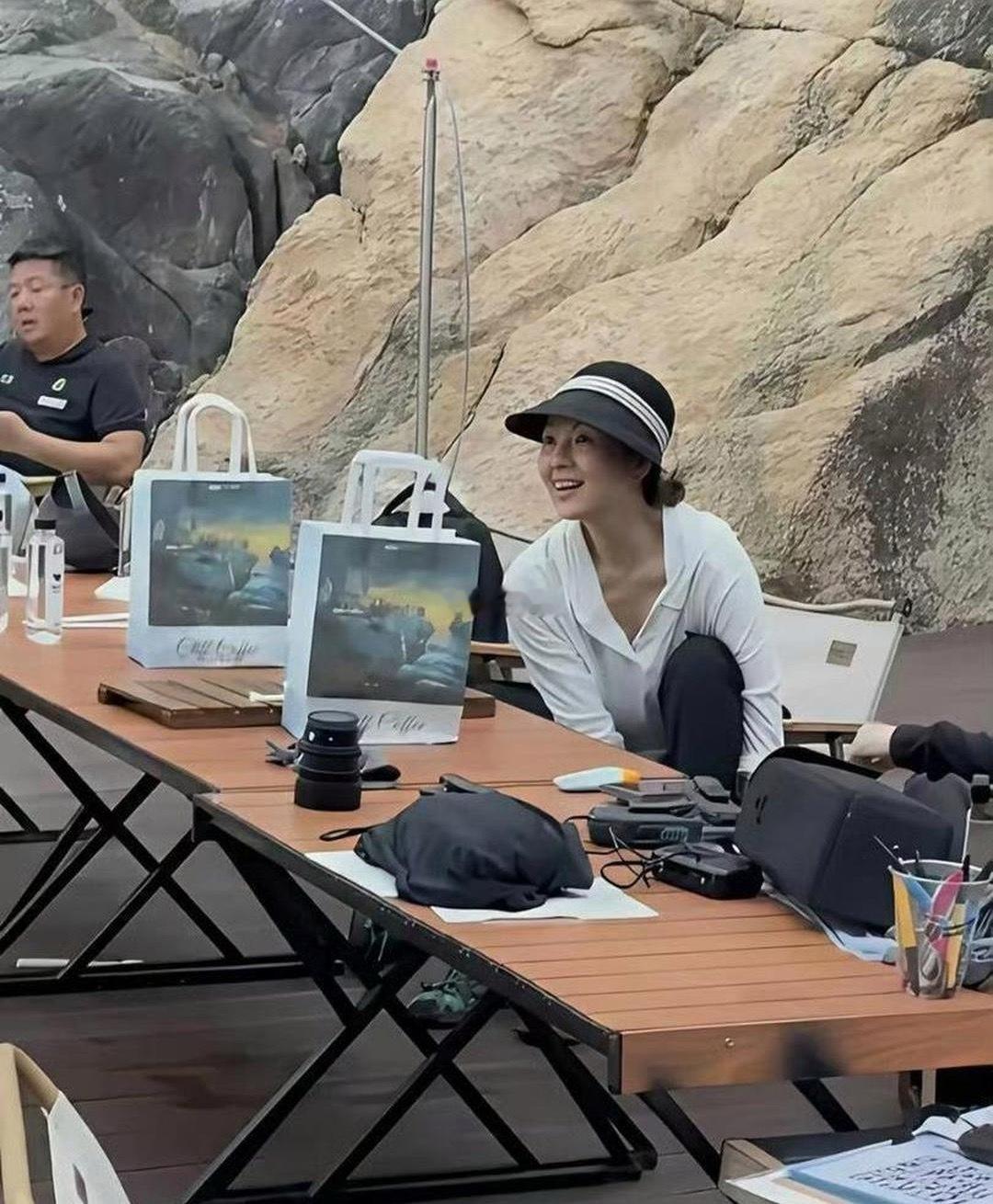 素颜下的章子怡还是这么漂亮