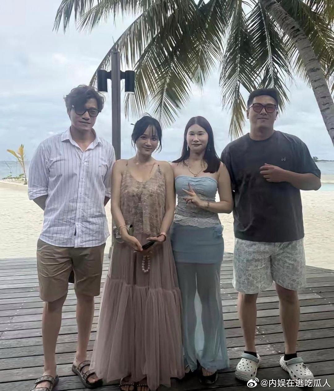 47岁陈乔恩马代度假，老公艾伦的身材成了焦点，这好像是中年男人的统一标配#街拍#​