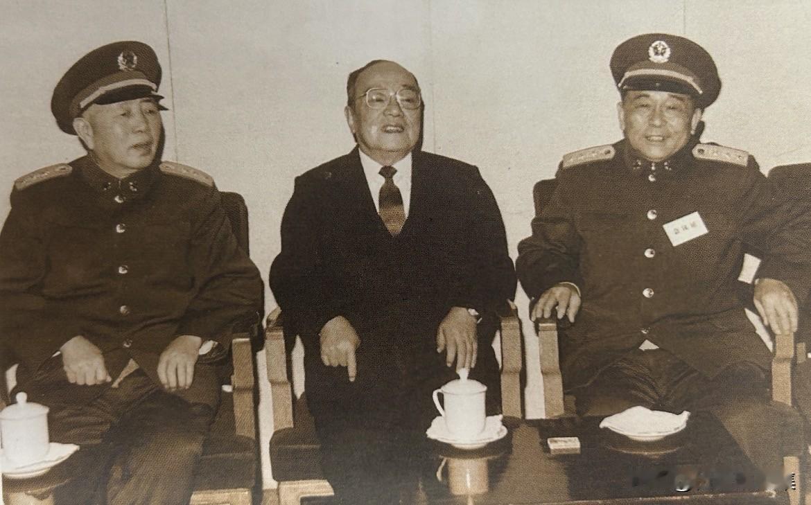 1990年1月，王诚汉（右）与杨尚昆（中）、刘华清在人民大会堂合影。王诚汉198
