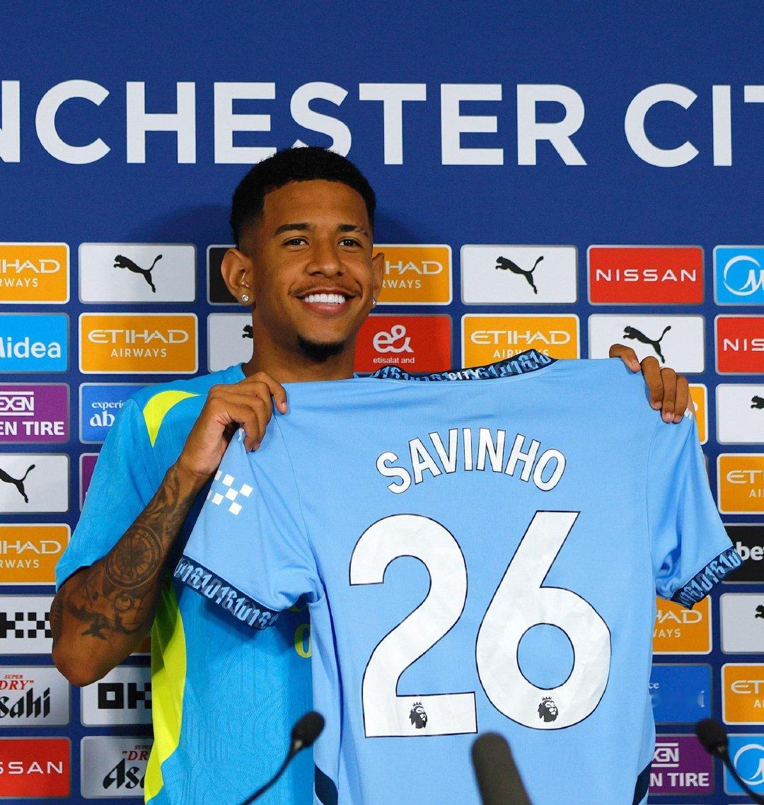 记者SamDean消息，2022年，曼城从阿森纳手中抢签下萨维尼奥，这名球员当