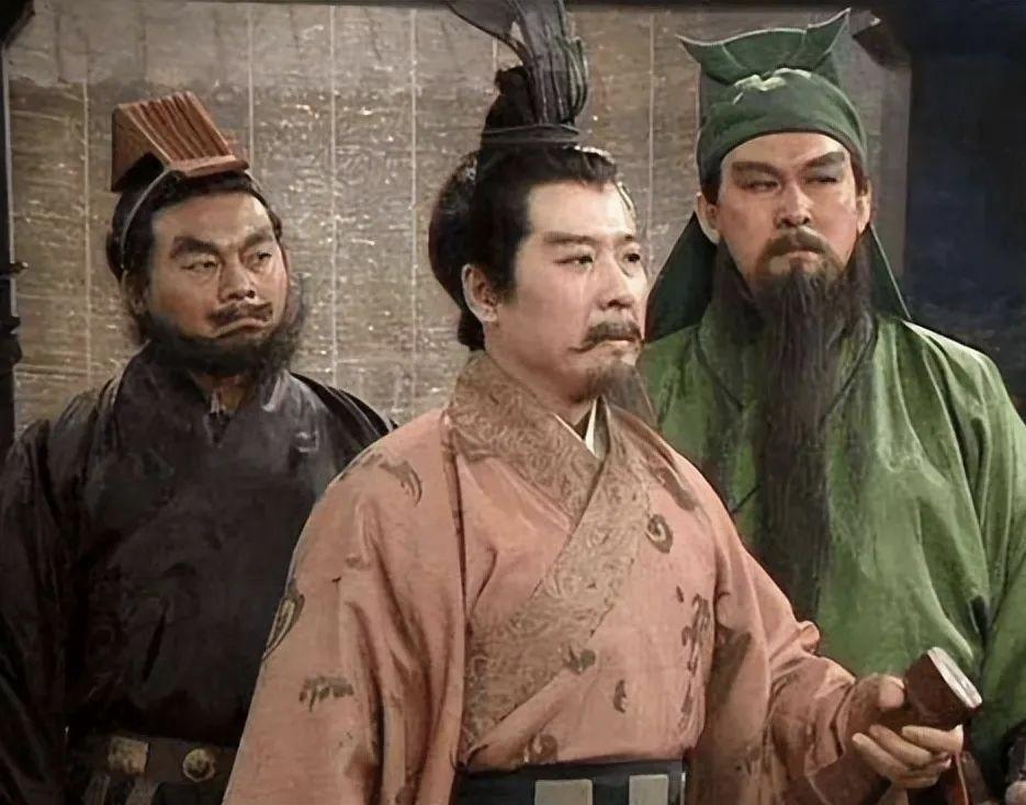 决定三国命运最关键的两场战役是赤壁之战和收川之战，我觉得官渡之战都排不上名。因为