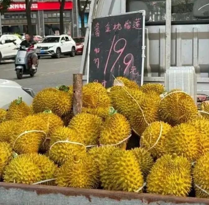 终于弄明白了，最近大街小巷水果店、超市里的榴莲，突然迎来了大降价。不少人都在疑惑