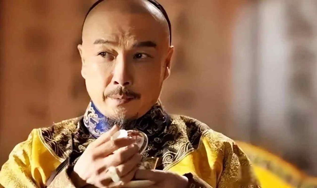240个被征去运树苗的差役，一夜之间反了。办事大臣父子被逼上山自尽，全城近千名驻