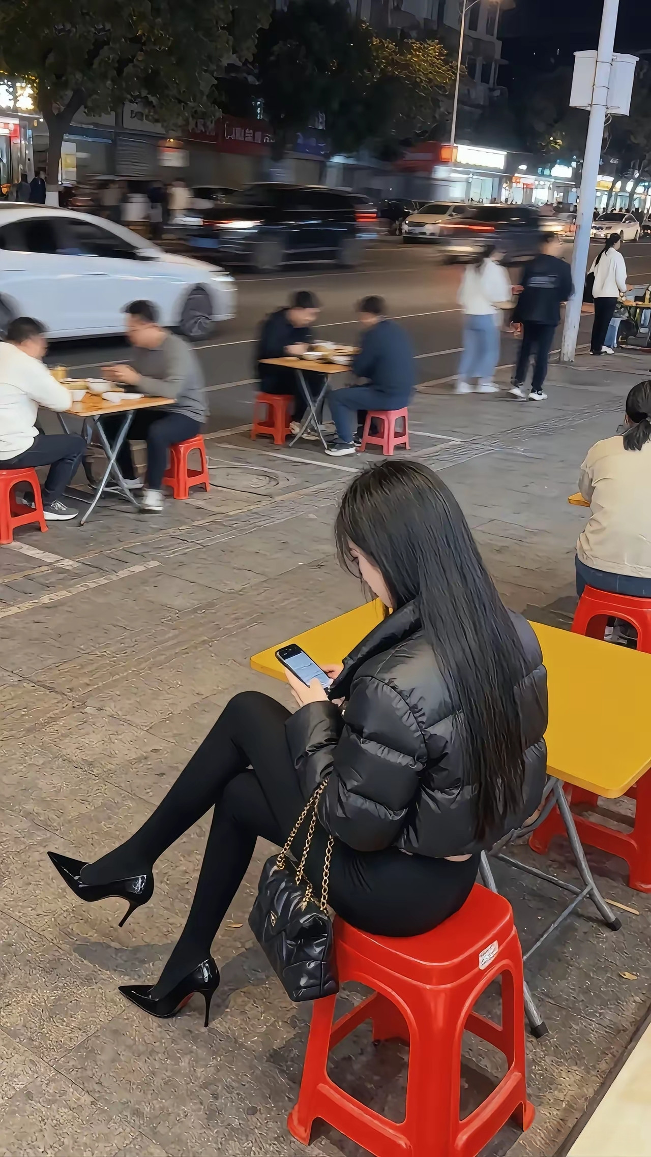 南方降温，美女都上厚黑了