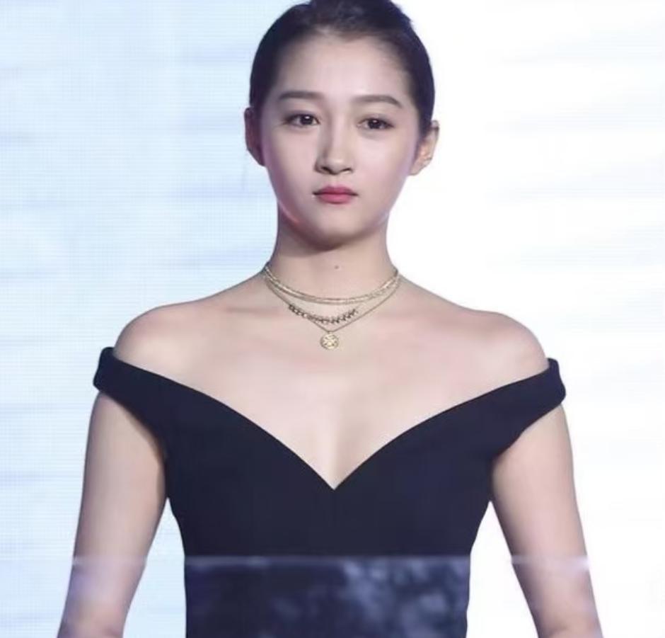 关晓彤哪里都好长得漂亮腿也长但有一点她咋也改不了，和别人比特吃亏，那就是她是