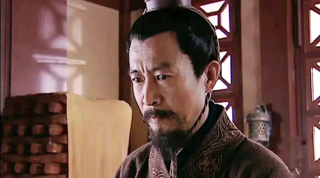 有网友问，在《汉武大帝》中，窦婴被腰斩灭族后，为什么作为政治斗争胜利者的田蚡，不仅不高兴，反而很害怕