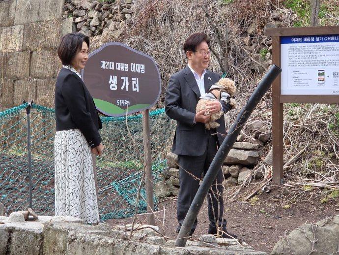 韩国总统李在明回乡祭祖，怀里还抱着一个狗狗，夫人穿碎花裙抢镜！4月4日，送走法