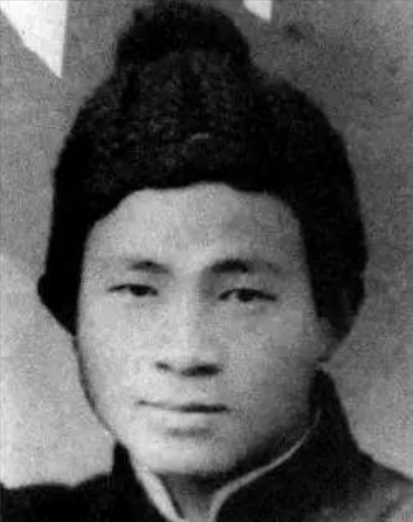 1941年，有个15岁男孩在上厕所的时候，发现墙缝里好像有啥东西，他把泥巴一抠，