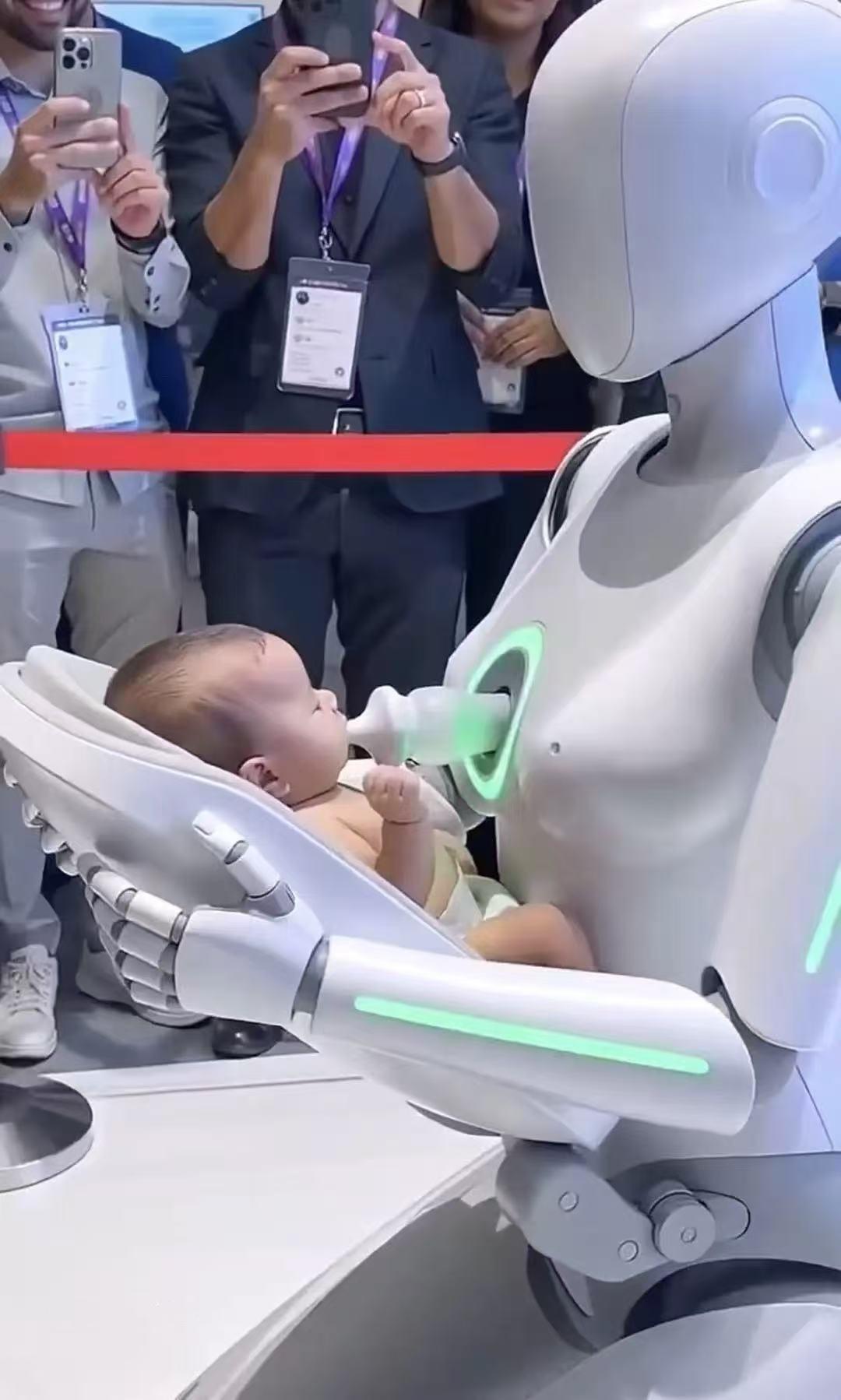 中国发展得太快了！大家期待的机器人保姆真的要来了？！看，都有机器人喂奶的功能