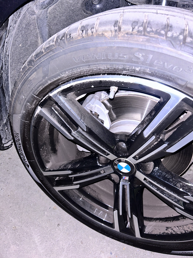 提车一个月喜送一四年老司机因为副驾驶太美而蹭马路牙子