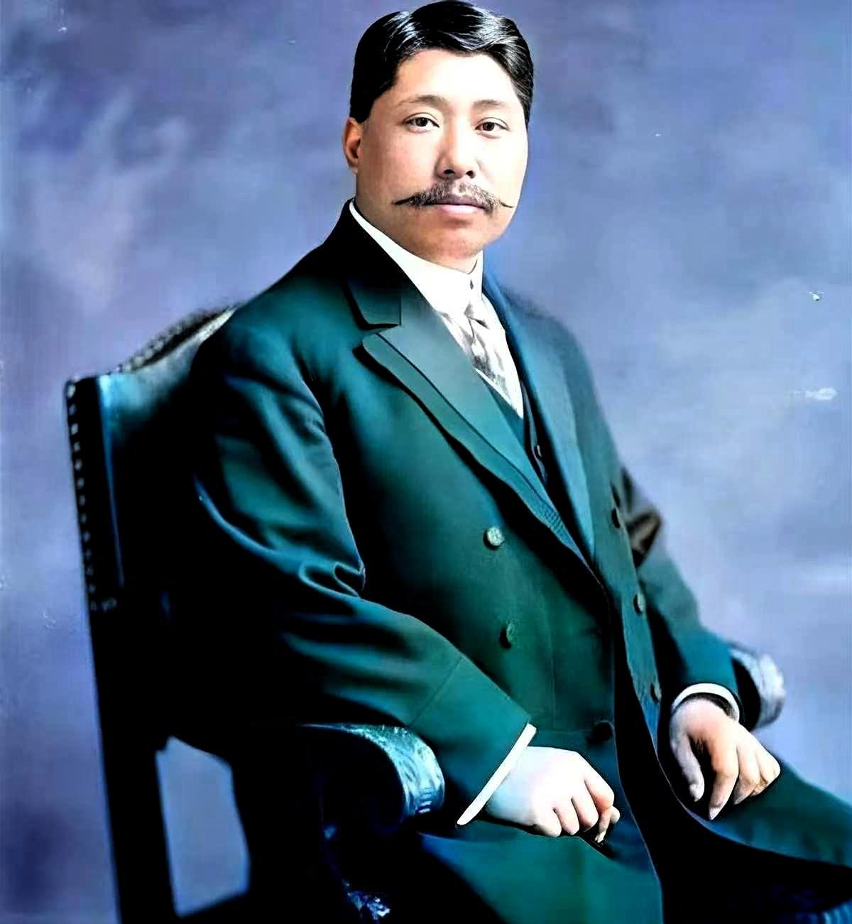 我跟你说个事，听完你肯定会心生敬意。长沙曾有半城家业都姓黄，作为长房长孙的他，骑