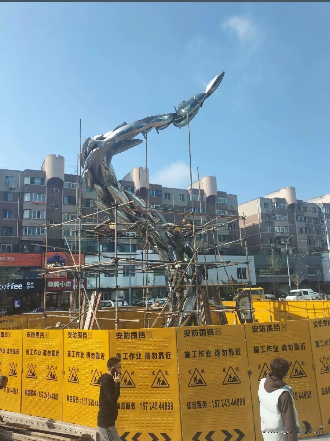 西安路巨变！鱼群雕像搭起脚手架，老店新颜引爆全城热议大连西安路商圈正迎来新一