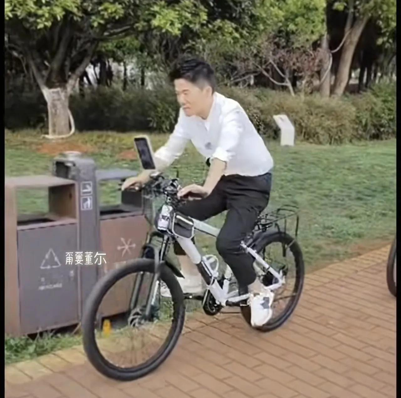 全网遍寻董宇辉！董宇辉近日不上播，把爱辉区的居民想得不行了，到处寻找他的蛛丝
