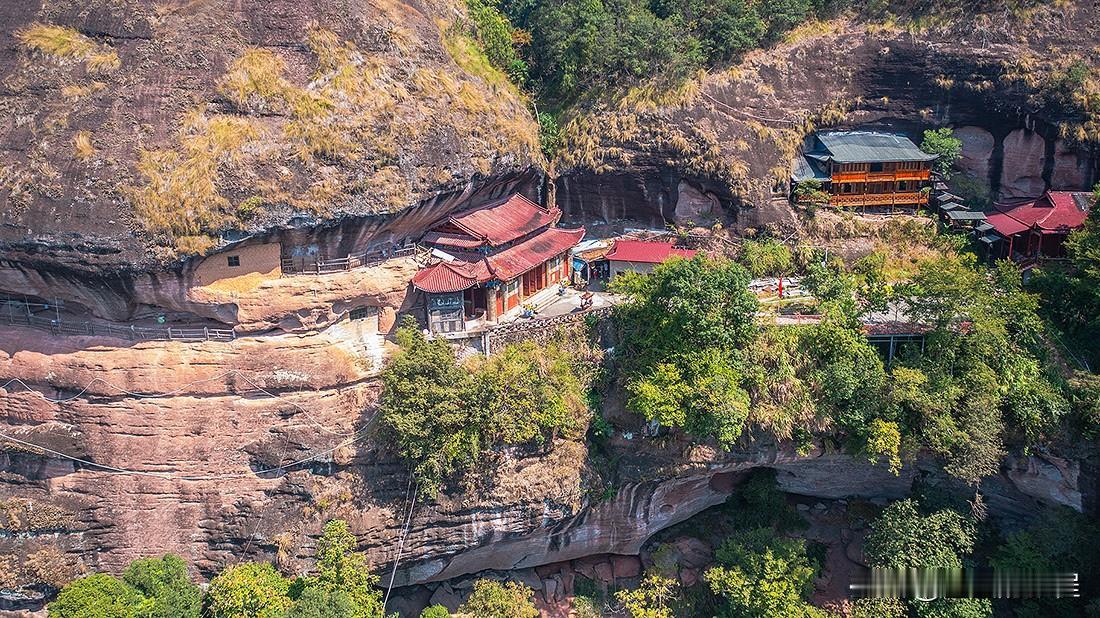 这里是福建三明泰宁的天台禅寺，周边是丹霞峰林地貌，古迹众多，可以看到高崖岩壁中的