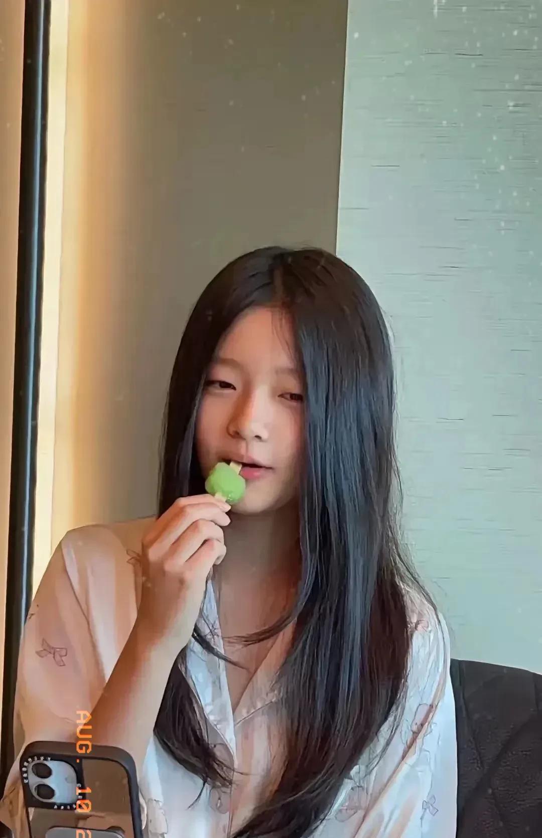 可算等到玥玥小公主露全脸啦！这一看啊，可不就是咱们想象中大家闺秀该有的样子嘛。