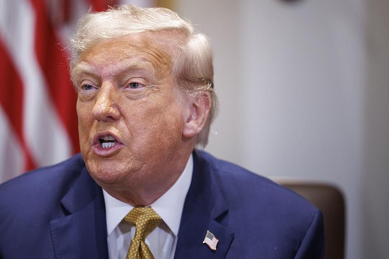 美国总统也得赔钱！性侵案赔款刚划走，8千万诽谤案再悬顶，特朗普官司比国债棘