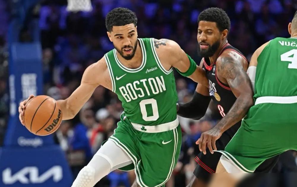 领先19分，中锋一肘子把自己干下场，湖人3-0的大好局面，硬生生给打出了悬念。