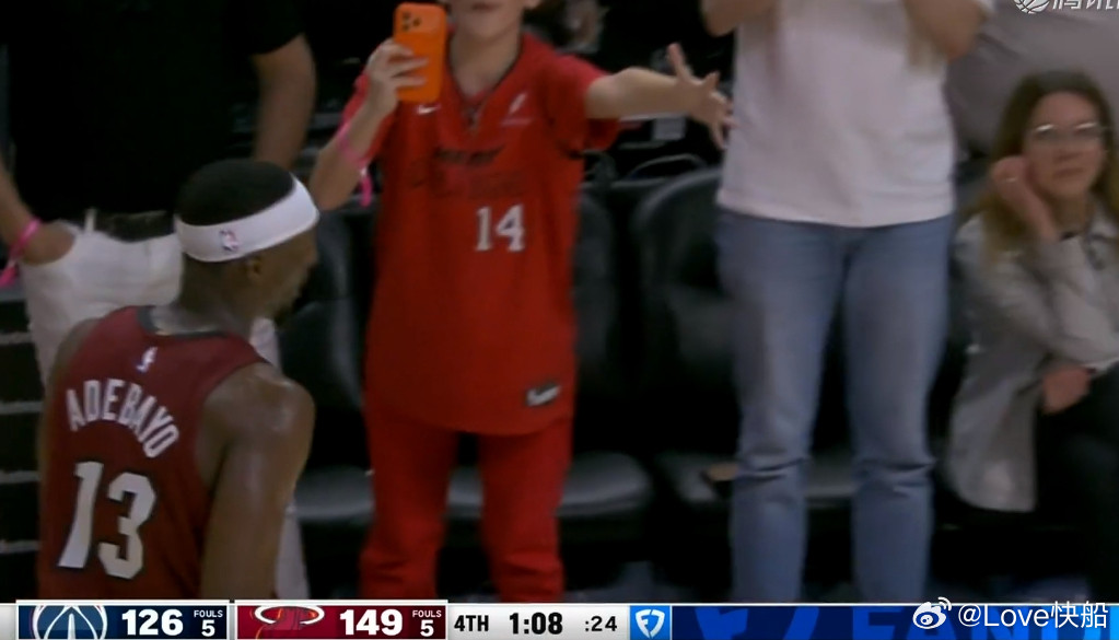 阿德巴约下去了，看来只是为了破科比的记录！鲍科比也很开心！！别的不说，最后这罚球