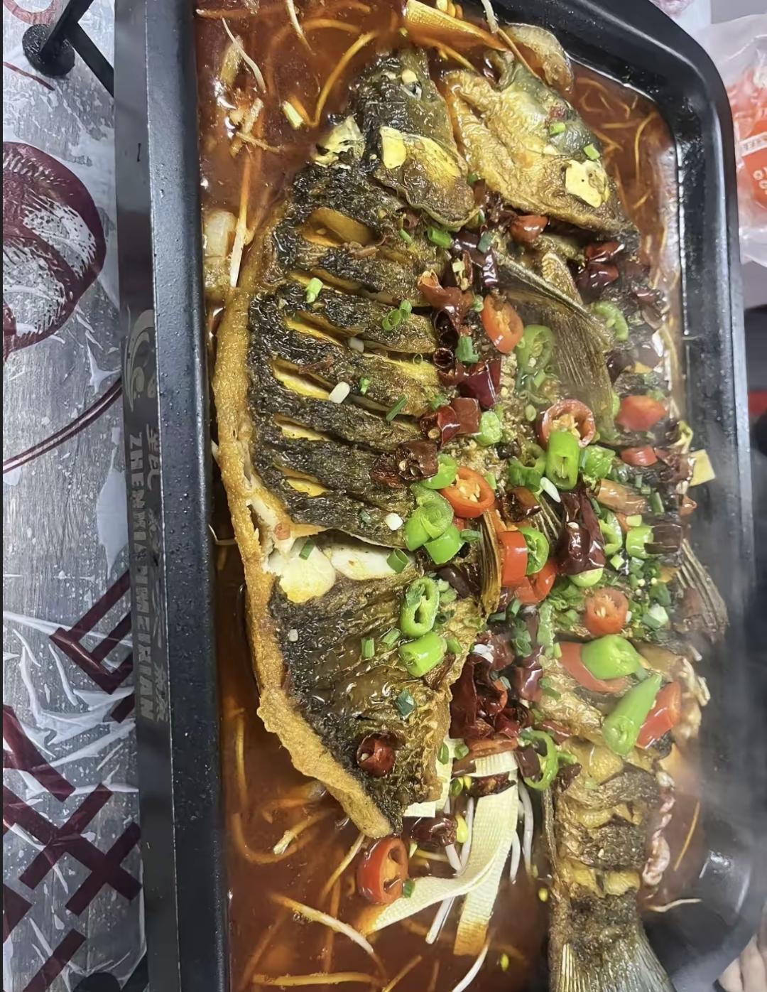 朋友昨天吃饭团的烤鱼套餐才20块，鱼是现杀的还能加配菜。两个人吃不完，给好评还送