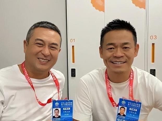 21年前，他过气，他刚起步。今天，他还在帮他抢角色。2003年片场，一个没戏