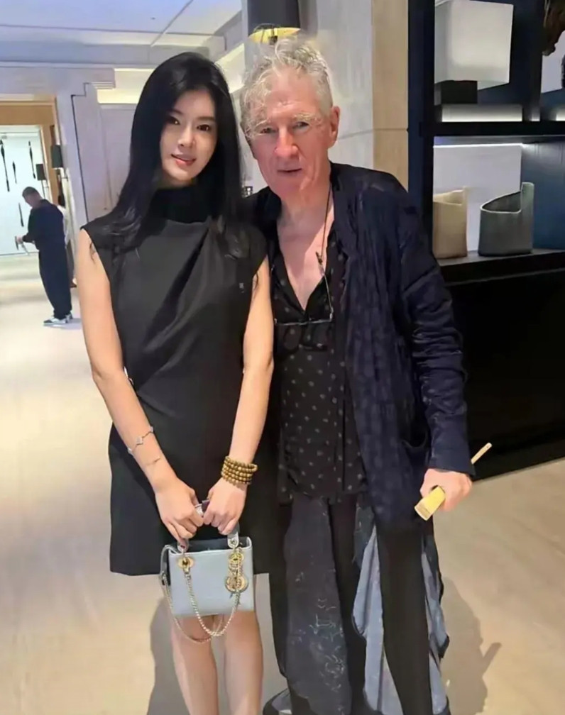 哇塞，70多岁的澳大利亚摄影师兼导演的杜可风已是眉发皆白，脸长背驼，老态龙钟啦，