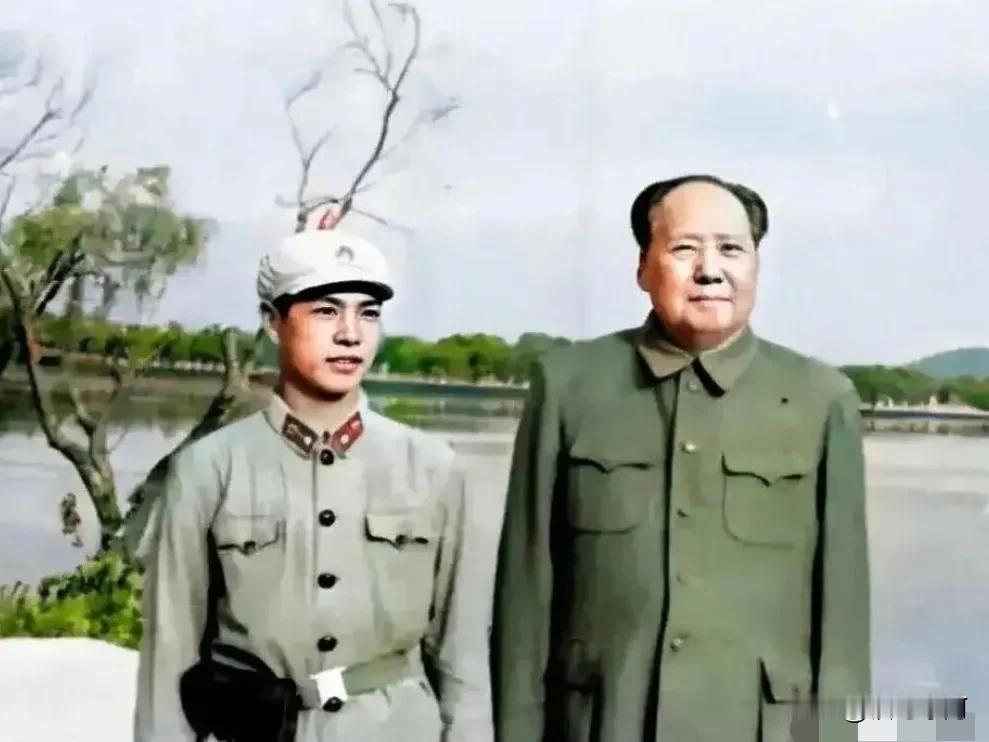 🍁1965年4月13日，武汉东湖宾馆，毛主席散步归来，见到门口全副武装的警卫战