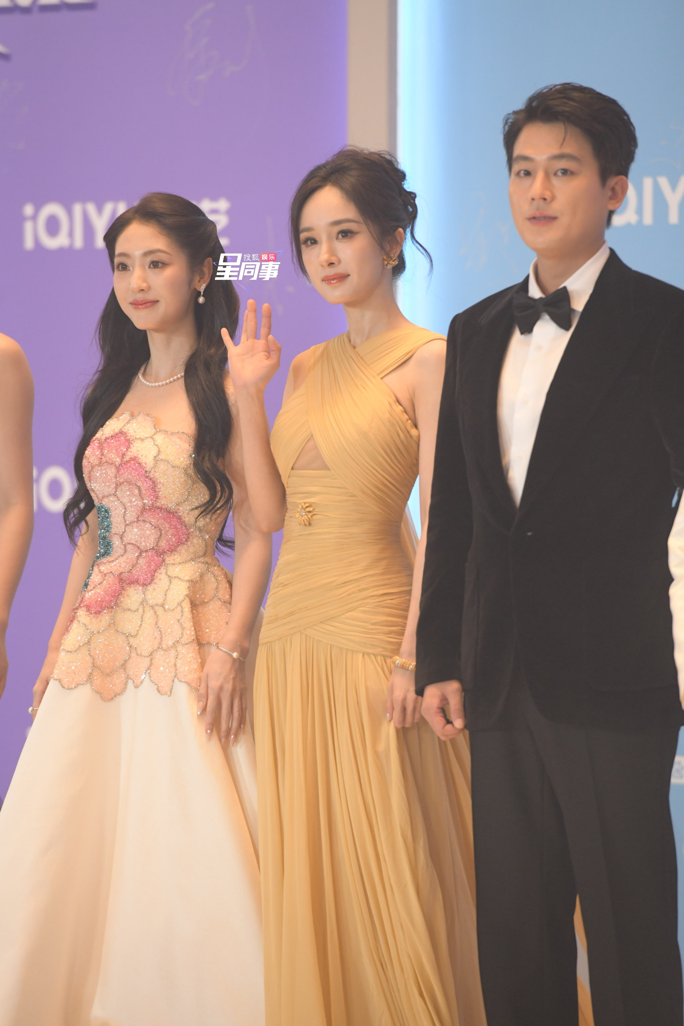 和《生万物》剧组尖叫之夜红毯生图来咯！亲晕俺们灵动的绣绣爆剧在手就是这样松弛～