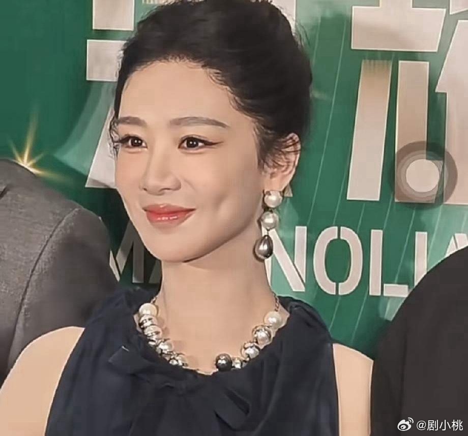 1.杨紫这次拿到白玉兰的可能性很大。2.沈月回老家没少被七大姑八大姨催婚，催得她