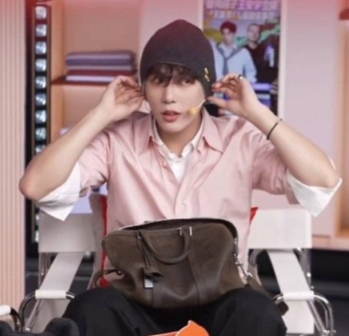 王安宇戴冷帽vs李诞戴冷帽果然时尚单品还是要在高颜值的人身上才能完成完美闭环[