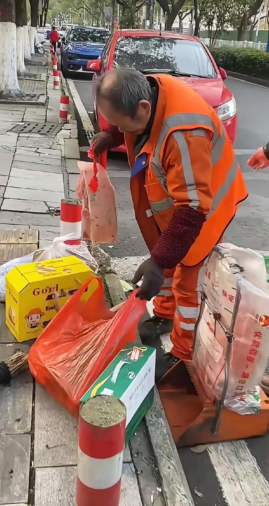 街头暖心一幕：男子故意喊环卫工帮忙搬东西，打开后备箱的那一刻，看的人心里直发酸！