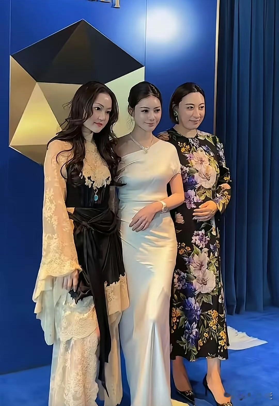 马筱梅戴着高定珠宝在上海参加伯爵晚宴。​她和朋友们在上海玩的很嗨，她穿着一袭露