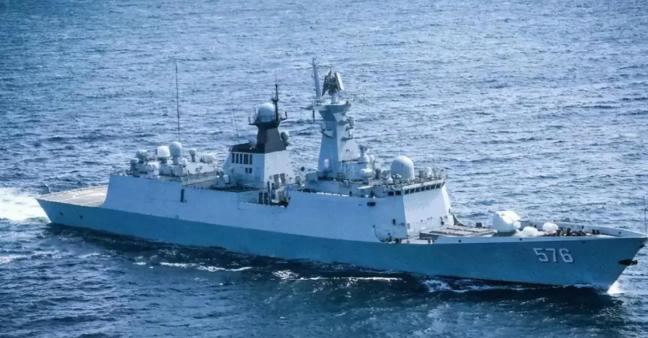 无视美军封锁禁令，4艘中资油轮准备驶出，原来054A护卫舰来撑腰了！4月12