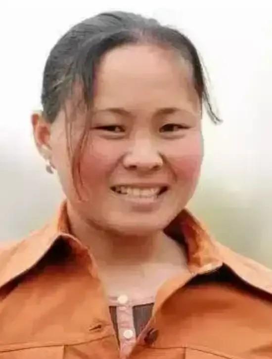 1994年，一个18岁的少女被卖作人妻，从此命运彻底改变。火车站的风裹着煤烟