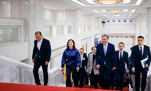 美国彻底傻眼了！德国经济部长带着40家巨头连夜访华，当场给中国三个重磅承诺，直接