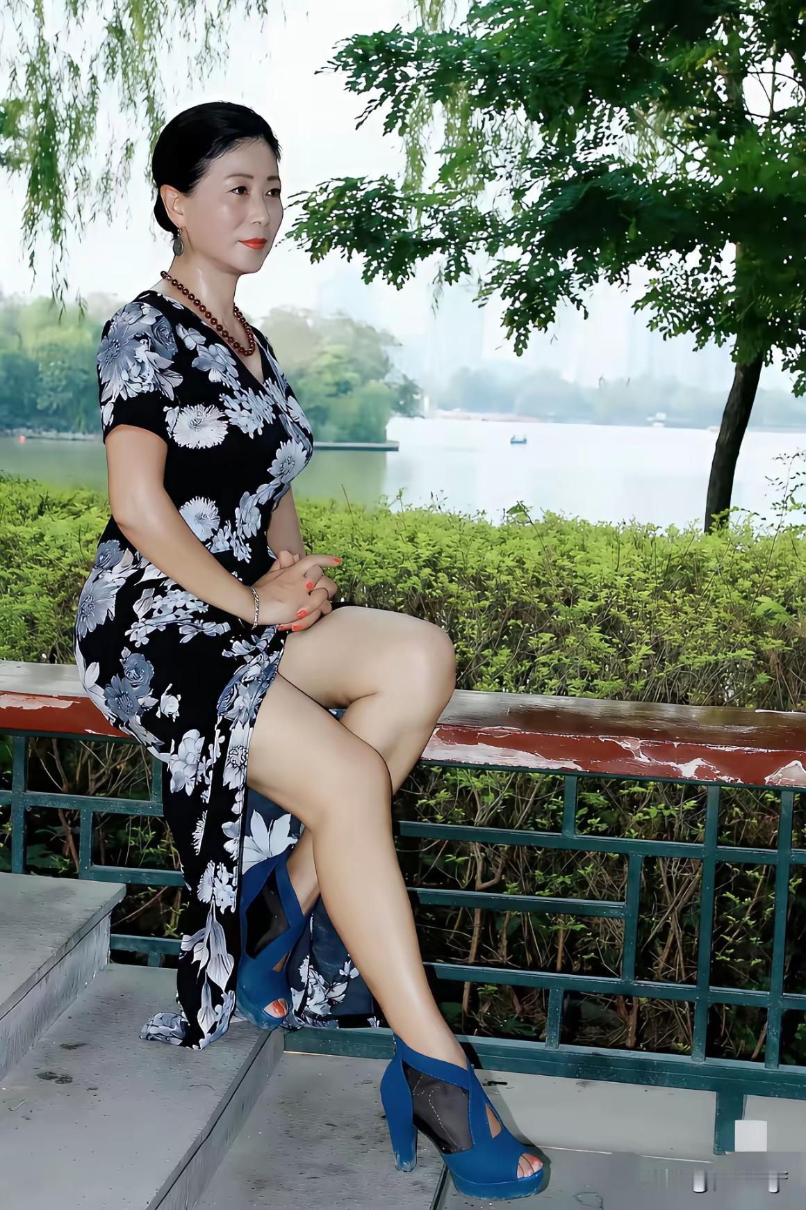 清江引·风韵犹存徐娘岁长风姿妙，岁月容颜俏。旗袍韵里藏，霸气眸中耀。半