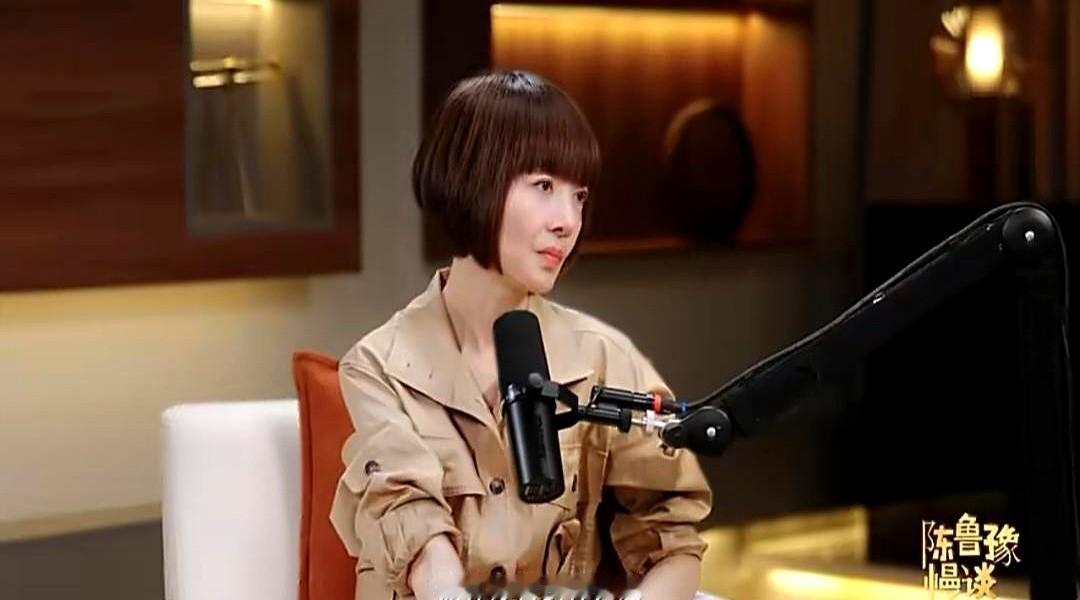 活久见，刘晓庆公开感谢“狗仔”卓伟。75岁的刘晓庆在鲁豫专访中，亲口讲出这件