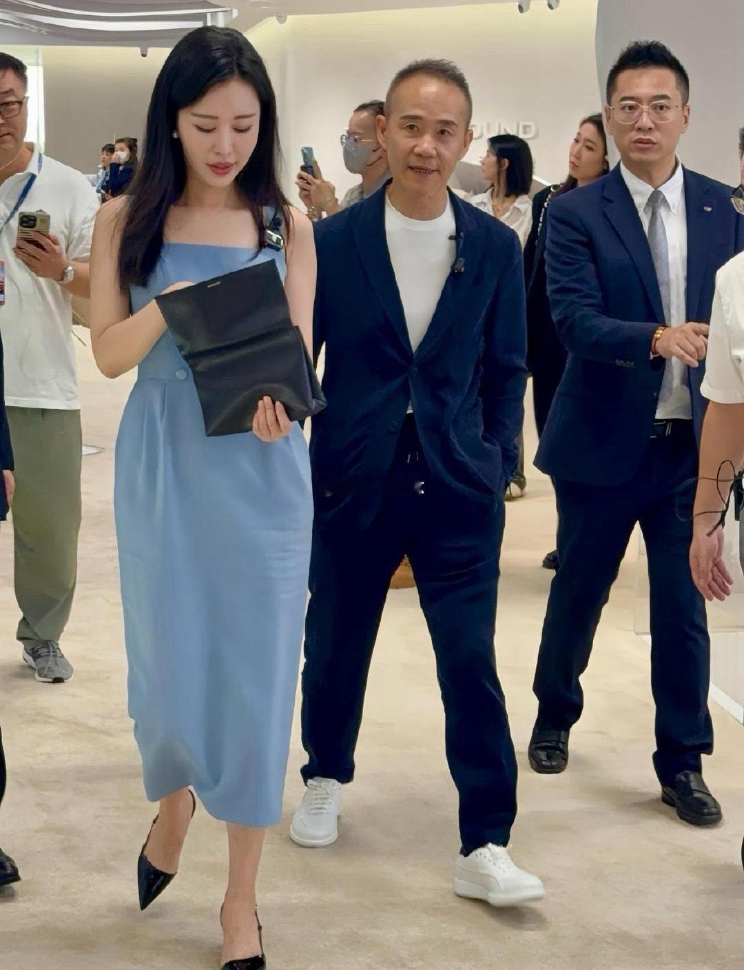 身体很诚实，总感觉老王走路慢他老婆半拍，田朴珺才44岁，而他已经74岁了。这是夫