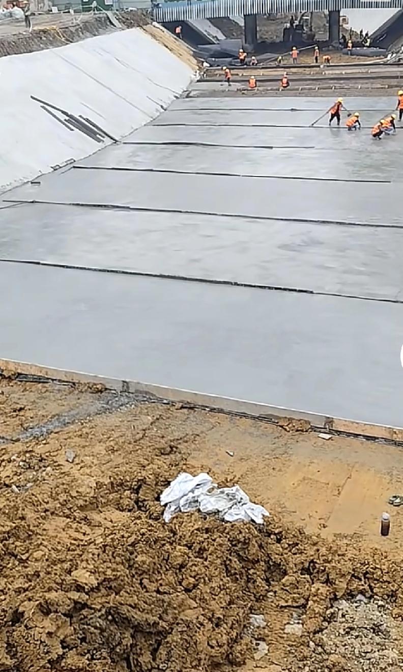 有没有成都的朋友出来给大家解释一下有网友在成都东风渠附近看见现场的工作人员在给