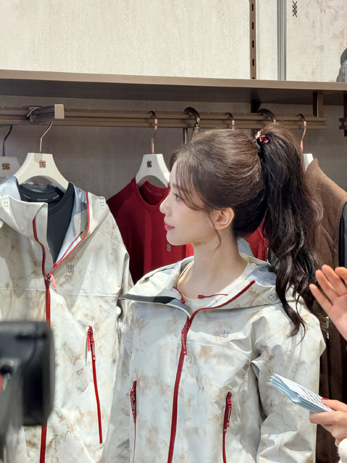 刘诗诗深圳线下活动状态刘诗诗冲锋衣高马尾元气感刘诗诗深圳线下活动状态，刘诗诗