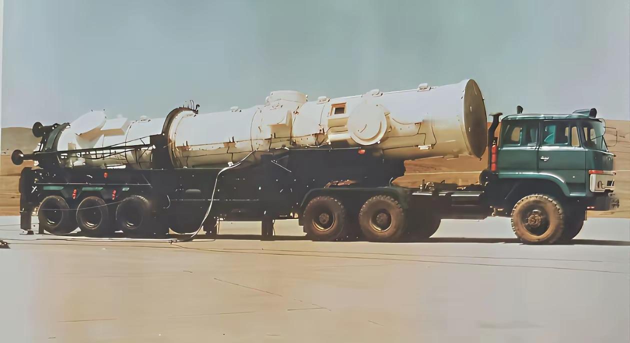 军迷朋友们，都认识这张照片吧，东风21早期型号，各种管道和线路暴露在外面，还是牵