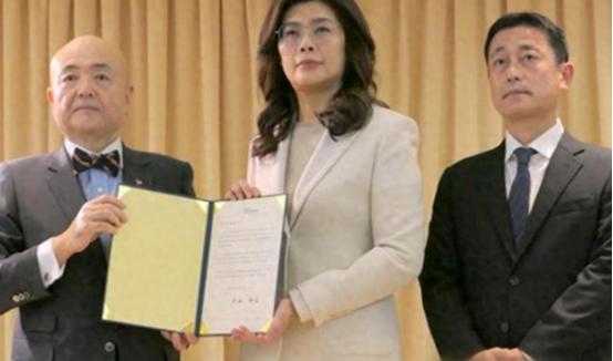 郑丽文比起马英九更亲近日本，马英九起码知道自己是中国人，不会胳膊肘向外拐，拿着台