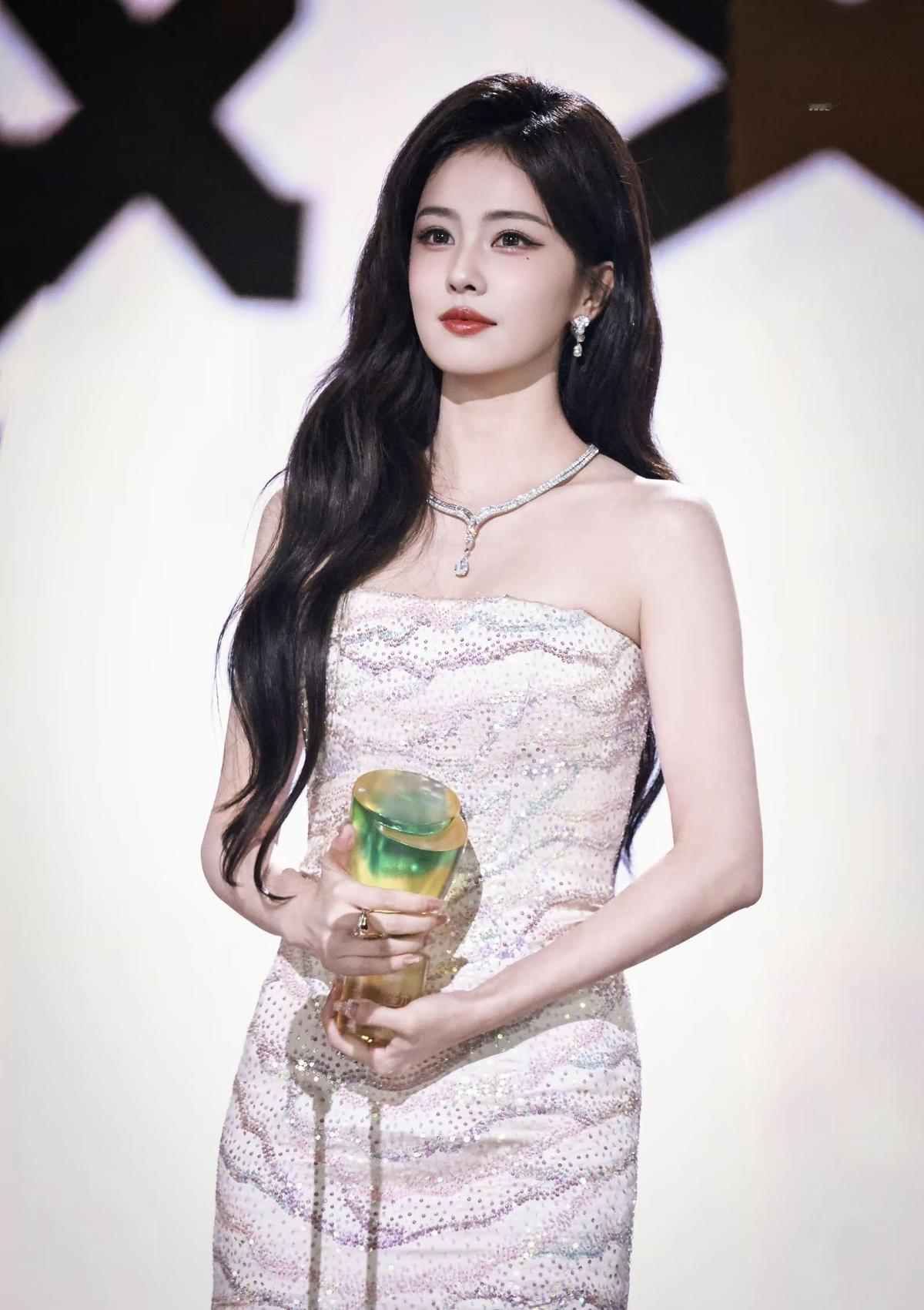 好喜欢白鹿，能量太强大了，只要看到她就会很开心她是真的很大气的长相，