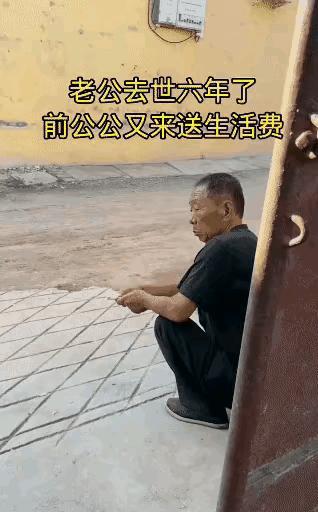 看哭了！老人儿子已经去世6年多，儿媳也带着孙子改嫁，家里就剩老人，老人每次挣钱，