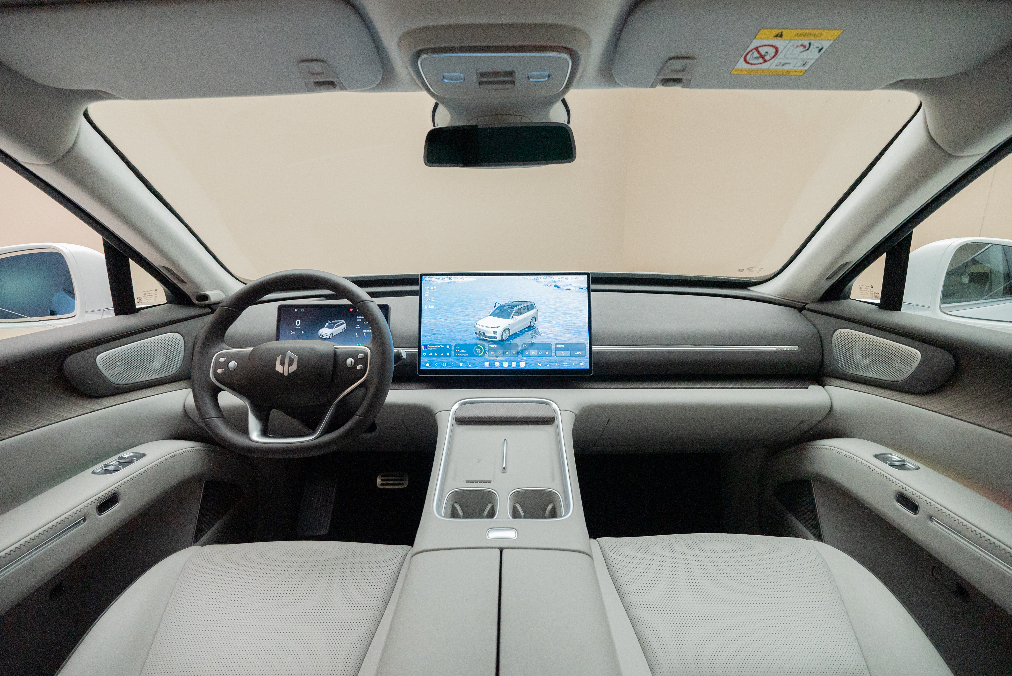 零跑D19内饰图中控木纹营造的豪华感不错二排该有的配置一个不少以及三排平权给的配